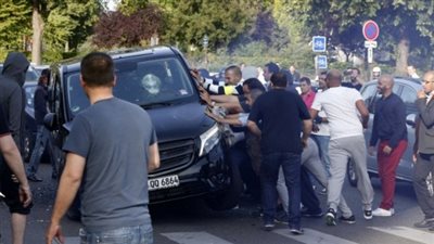 مظاهرة تتسبب في شلل مروري بمحيط مطار 