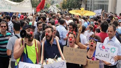 نشطاء لبنانيون يحتجون بالقرب من مقر الحكومة على ترحيل النفايات 