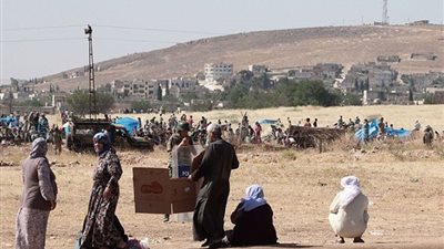 آلاف السوريين يلجأون للحدود التركية هربا من هجمات النظام السوري