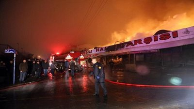 جدل حاد حول أسباب اندلاع حريق في أحد المباني ببلدة 