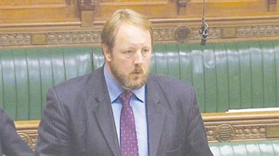 وزير بريطاني يطالب زعيم العمال بانتخابات عامة نهاية العام