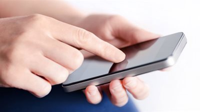 مسئول بريطاني يحذر من خطر الهواتف الذكية والإنترنت على رعاية الوالدين للأطفال