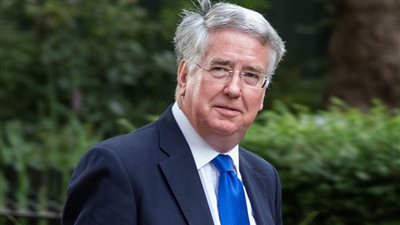 وزير الدفاع البريطاني يصل إلى القاهرة للمشاركة في افتتاح القناة الجديدة