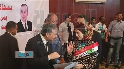 بالصور.. وزير التعليم يكرم أوائل الشهادات بـ