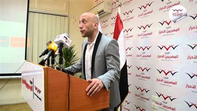 المصريين الأحرار يطالب بإصدار قانون منضبط للهجرة والنقابات المهنية