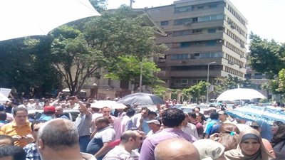 بالصور.. الآلاف من موظفي 