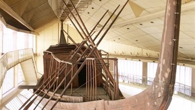 الآثار: المتحف الكبير يستقبل غدًا 37 قطعة خشبية من مركب خوفو الثانية