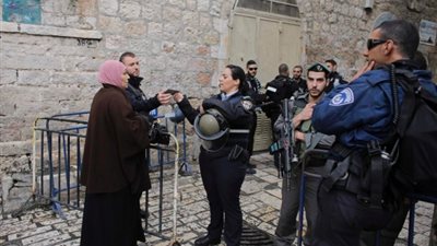 قوات الاحتلال الإسرائيلي تمنع الأطفال والنساء من دخول الأقصى