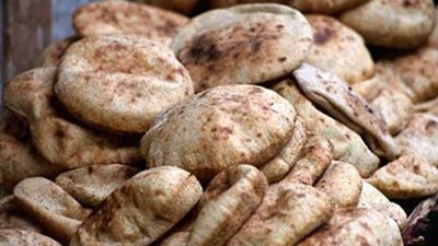 توزيع 2000 رغيف على الأسر الغارقة في 