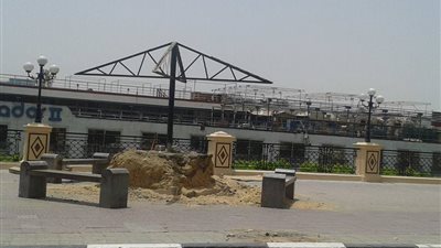  مظلات واقية بالطرق ومواقف وسائل النقل بالأقصر للحد من الحرارة