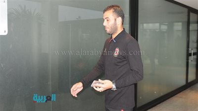 متعب يصل إلى فندق الأهلي ويعتذر لـ