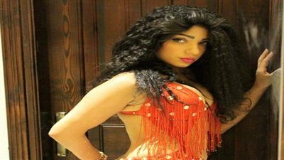 شاهد.. صوفيا تهنئ جمهور الأهلي ببدلة رقص حمراء