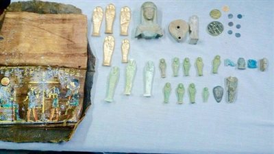 بالصور.. مباحث الآثار تضبط قطع أثرية وأوراق بردي بالمنيا 