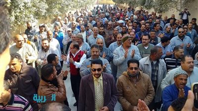 بالصور.. استمرار اعتصام عمال 