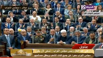 وزراء التموين والنقل والعدل والكهرباء يتبادلون الحديث قبل كلمة السيسي