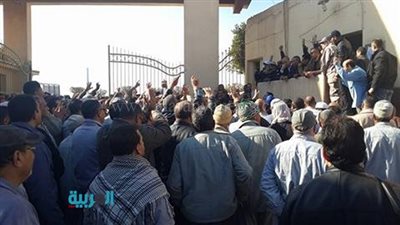 بالصور.. اشتعال أزمة عمال 