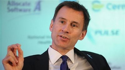 200 ألف شخص يطالبون بسحب الثقة من وزير الصحة البريطاني