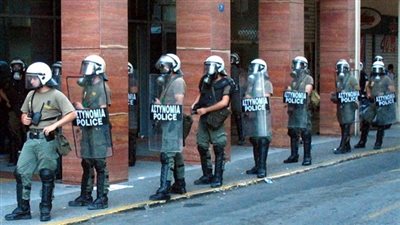 الشرطة اليونانية تعتقل 3 عراقيين للاشتباه في تهريبهم أسلحة لتركيا 