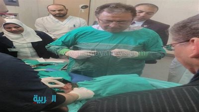 3 أزمات تعصف بوزير الصحة.. إجراء عملية جراحية بدون 
