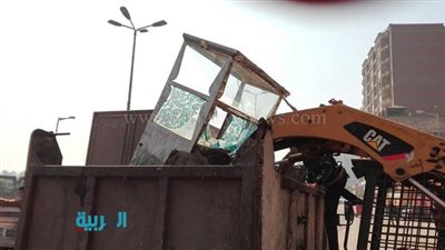 بالصور.. ضبط سيارة نقل ترمي مخلفات 