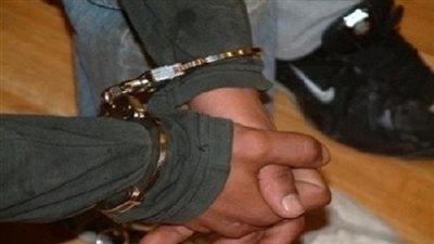 مسجل خطر ينتحل صفة أمين شرطة لتفتيش الركاب بالقطارات 