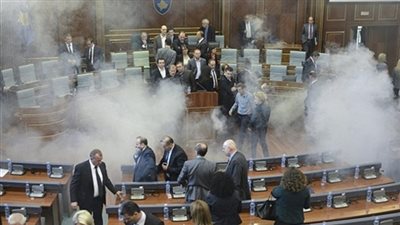 المعارضة في كوسوفو تهدد حكومتها بإلقاء قنابل غاز داخل البرلمان