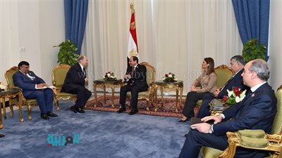 السيسي يلتقي رئيس مؤسسة أغاخان للتنمية على هامش منتدى 