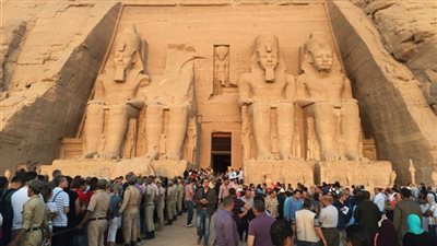 4 آلاف سائح ومصري يزورون معبد أبوسمبل خلال تعامد الشمس