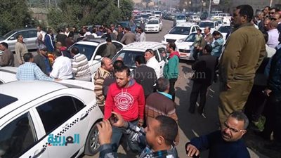 سائقو التاكسي الأبيض يتظاهرون أمام مستشفى 57357
