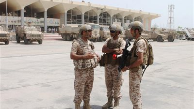 الحكومة اليمنية تنفي انسحاب القوات الإماراتية من مطار عدن