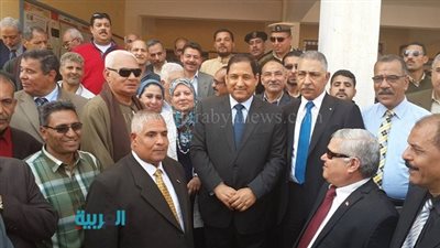 بالصور.. محافظ الغربية يكافئ مدير مدرسة بسمنود