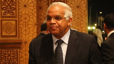 القاهرة في أسبوع.. تفاصيل لقاء المحافظ مع نواب البرلمان.. الإعلان عن خطة عمل المحافظة في 2016.. تخصيص 40 مليون جنيه للأحياء.. وتطوير محور طريق النصر