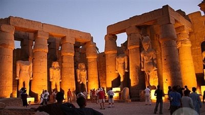 وفد إعلامي هندي يزور المقاصد السياحية بالأقصر