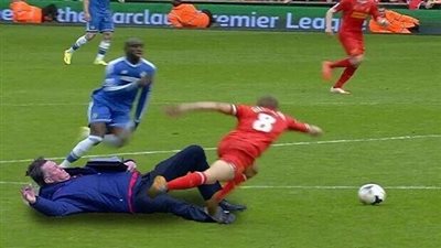 بالفيديو.. سخرية رواد مواقع التواصل من لقطة فان جال أمام أرسنال