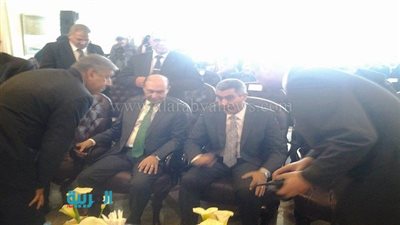 وزير النقل يستمع لشرح مميزات 