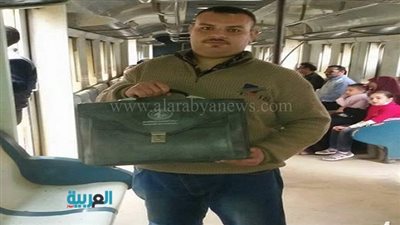بالصور.. وزير النقل يكرّم مشرف أمن بالسكة الحديد أعاد 40 ألف جنيه لصاحبها 