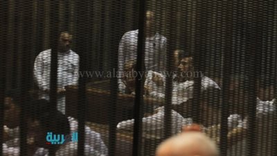 بعد شكوى دفاعهم.. قاضي 