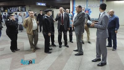 بالصور..جولة مدير شرطة النقل على محطات المترو 