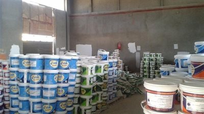 ضبط 3675 عبوة بويات مجهولة المصدر بالبساتين