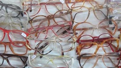 ضبط نظارات طبية تسبب العمى داخل محل بصريات بعابدين