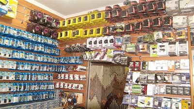 ضبط 7356 قطعة اكسسوارات هواتف مغشوشة بالموسكي