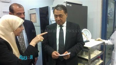 بالصور.. وزير الصحة يتفقد المعامل المركزية لاستقبال 
