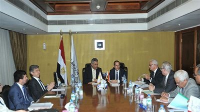 عرض فرص الاستثمار بمنطقة قناة السويس على وزير النقل القبرصي