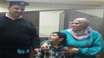 شرطة النقل تعيد طفلاً لأحضان والدته بمحطة مترو الشهداء 