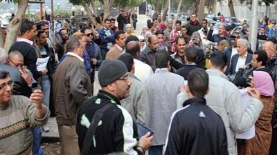 خطباء المكافأة يواصلون وقفتهم الاحتجاجية أمام مجلس الوزراء