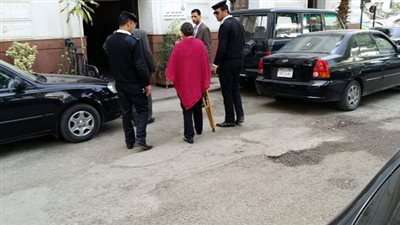 بالصور.. أمن القاهرة يستجيب لاستغاثة عجوز بالمعادي 