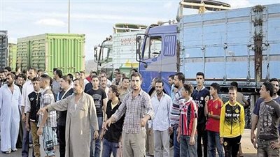 سائقو النقل الثقيل بطريق 