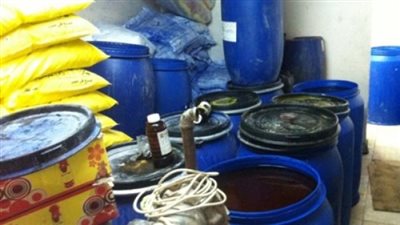 ضبط 326 طن منظفات مجهولة المصدر داخل مصنع بـ15 مايو