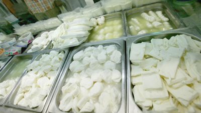 مصادرة طن و250 كيلو جبن أبيض وملح فاسد بالغربية