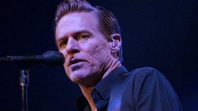 براين آدامز يثني على اهتمام الحكومة المصرية بحادث تشويه جيتاره